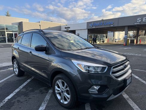 Used 2018 Ford Escape SE w/ SE Sync 3 Package image 3