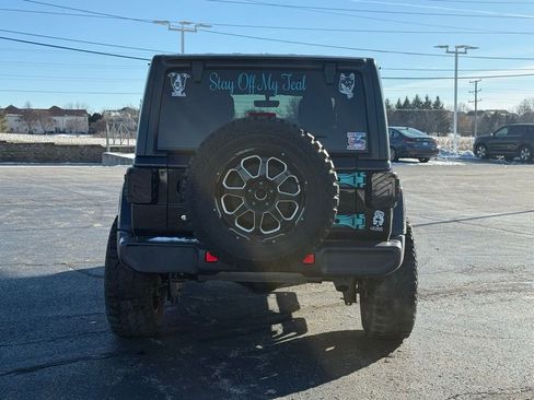 Used 2018 Jeep Wrangler Unlimited Sahara w/ Uconnect 4C Nav & Sound Group image 5