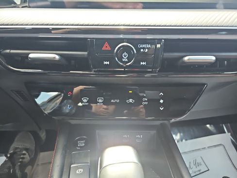 Used 2025 Nissan Kicks SR FWD image 27