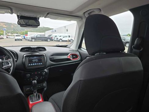Used 2018 Jeep Renegade Trailhawk w/ Popular Equipment Group AWD/4WD image 14