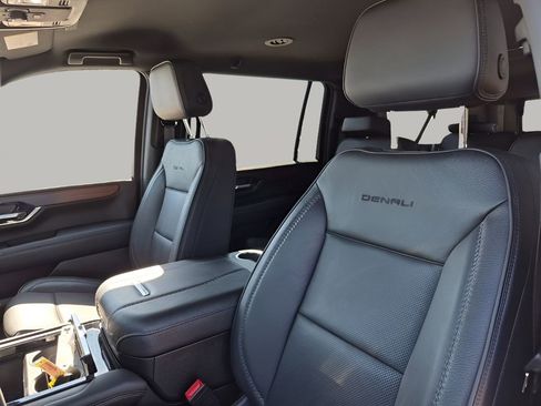 Used 2025 GMC Yukon XL Denali image 31