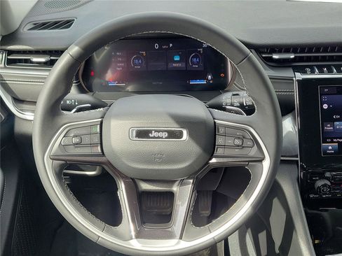 Used 2023 Jeep Grand Cherokee Laredo image 21