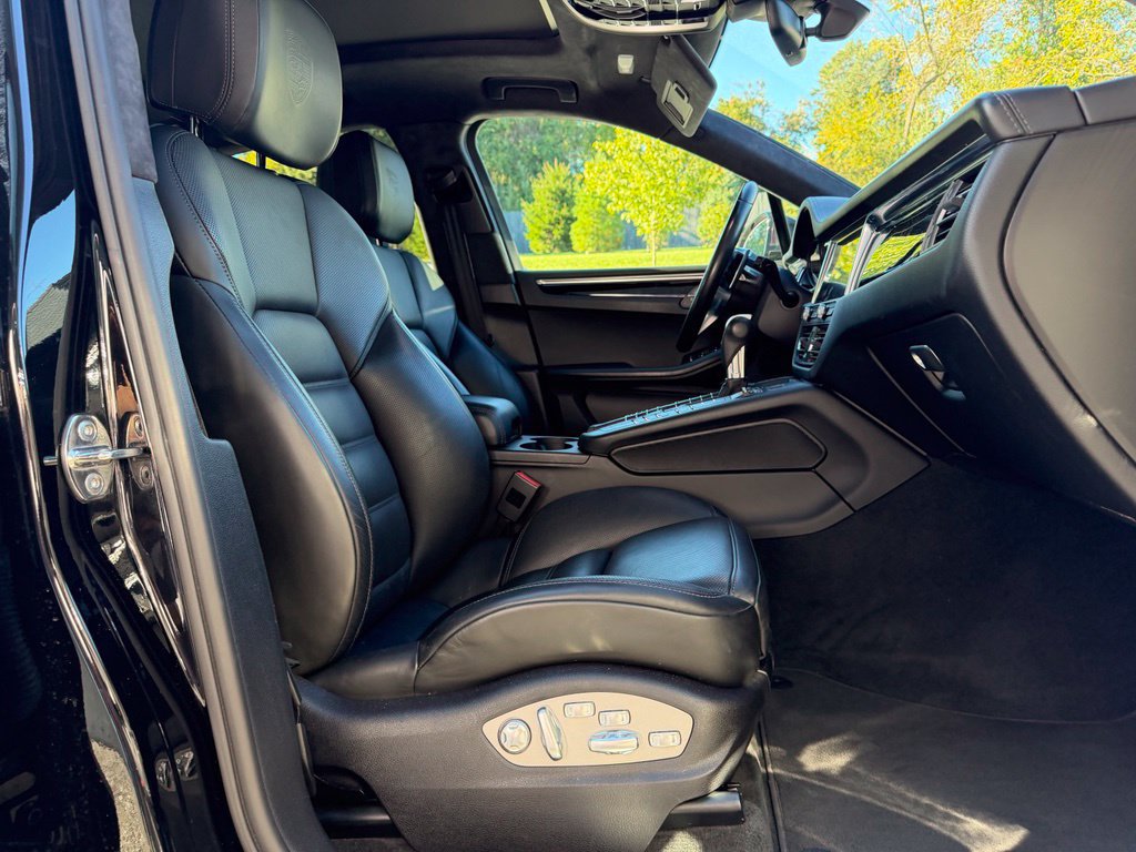 Certified 2021 Porsche Macan Turbo AWD/4WD image 22