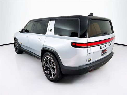 Used 2025 Rivian R1S Premium image 5