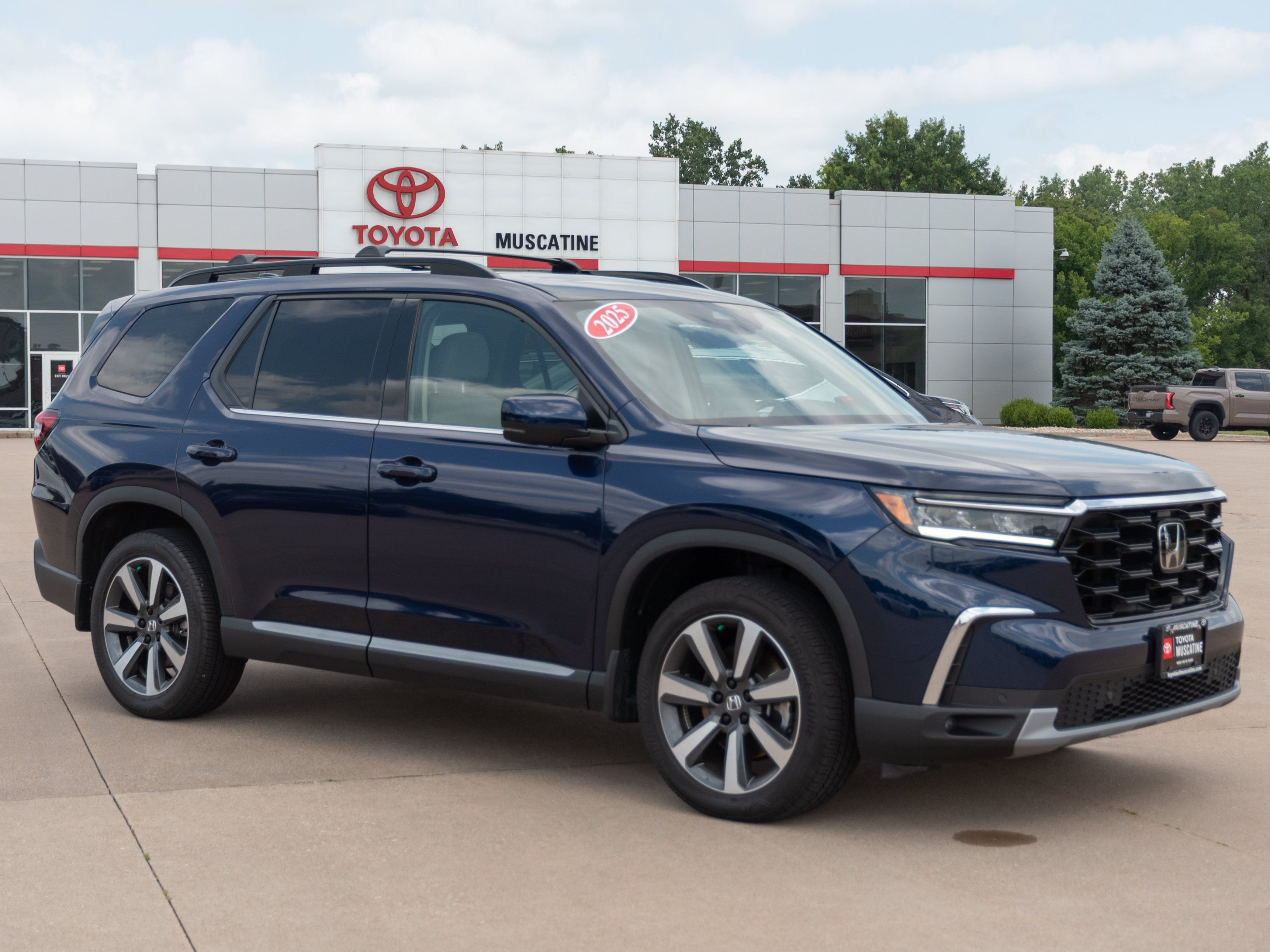 Used 2025 Honda Pilot Touring image 1