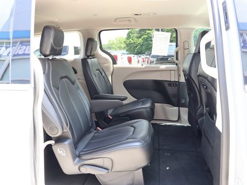 Used 2024 Chrysler Pacifica Touring-L FWD image 30