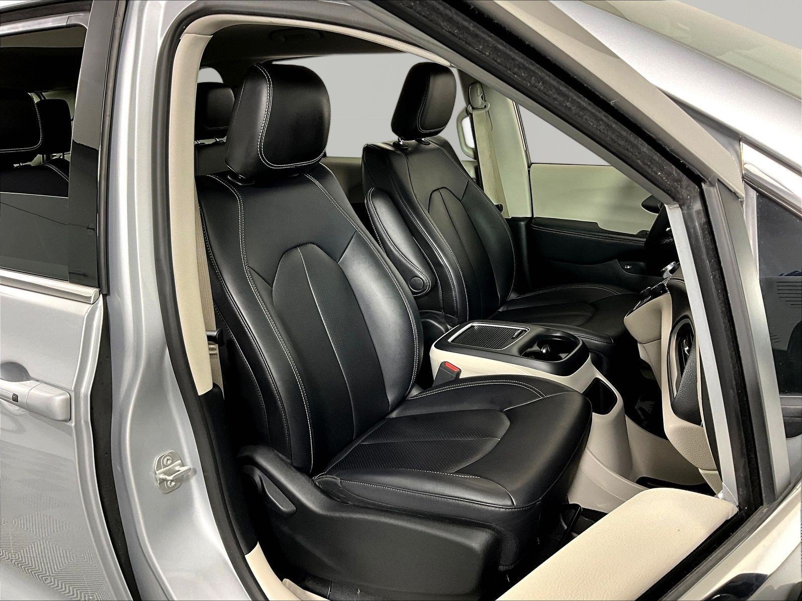 Used 2024 Chrysler Pacifica Limited FWD image 29
