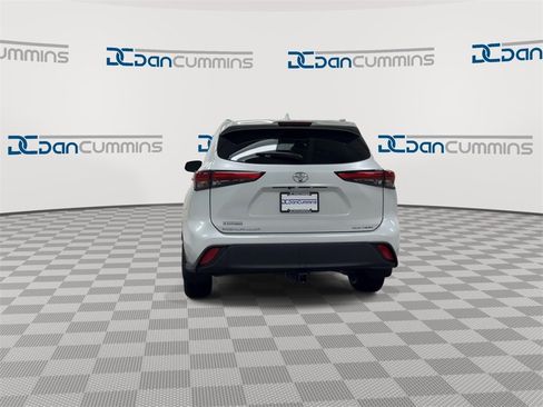 Used 2023 Toyota Highlander XLE image 7