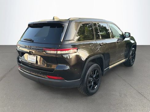 Used 2024 Jeep Grand Cherokee Altitude AWD/4WD image 4