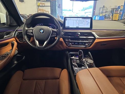 Used 2021 BMW 530i w/ Premium Package RWD image 4