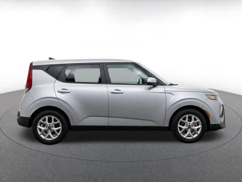 Used 2025 Kia Soul LX w/ LX Technology Package FWD image 9