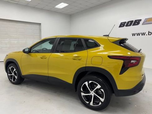 Used 2024 Chevrolet Trax RS w/ Sunroof Package FWD image 7