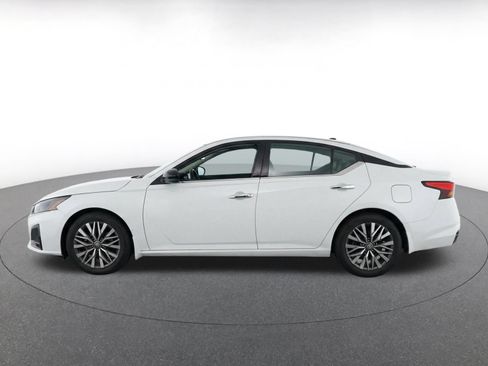 Used 2025 Nissan Altima 2.5 SV FWD image 4