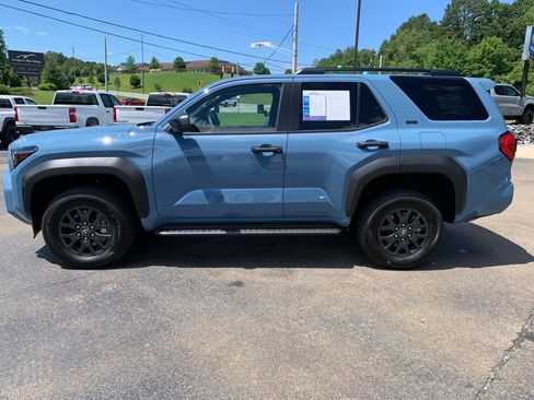 Used 2025 Toyota 4Runner SR5 AWD/4WD image 4