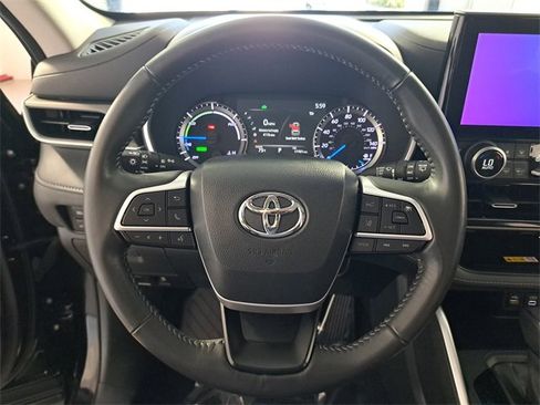 Used 2023 Toyota Highlander XLE image 26