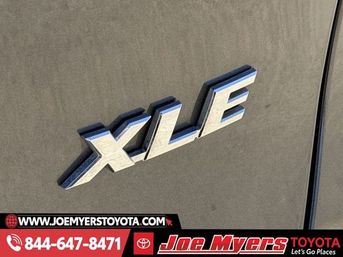 Used 2023 Toyota RAV4 XLE Premium image 11