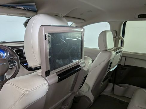 Used 2020 Chrysler Pacifica Touring-L Plus FWD image 34