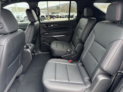 Used 2025 Chevrolet Traverse Z71 image 13