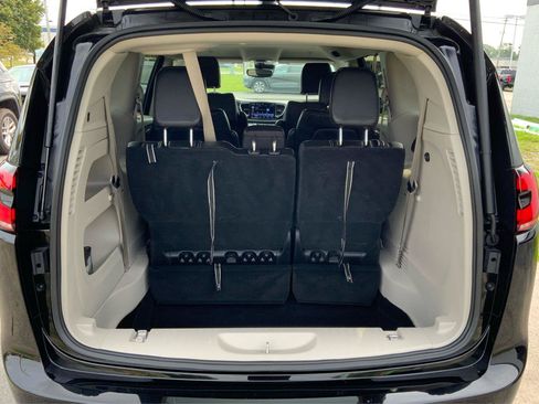 Used 2024 Chrysler Pacifica Touring-L FWD image 12
