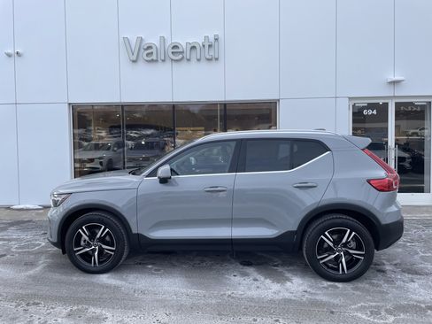 Certified 2025 Volvo XC40 B5 Core image 4