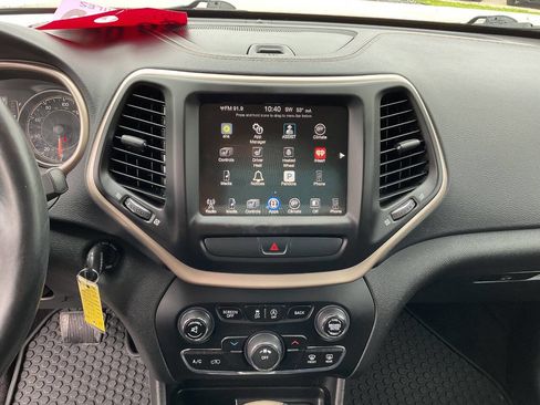 Used 2017 Jeep Cherokee Latitude w/ Cold Weather Group AWD/4WD image 21