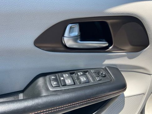 Used 2018 Chrysler Pacifica Touring-L Plus FWD image 17