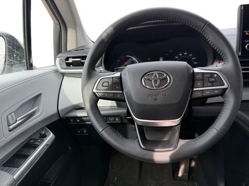 Used 2025 Toyota Sienna XLE image 10