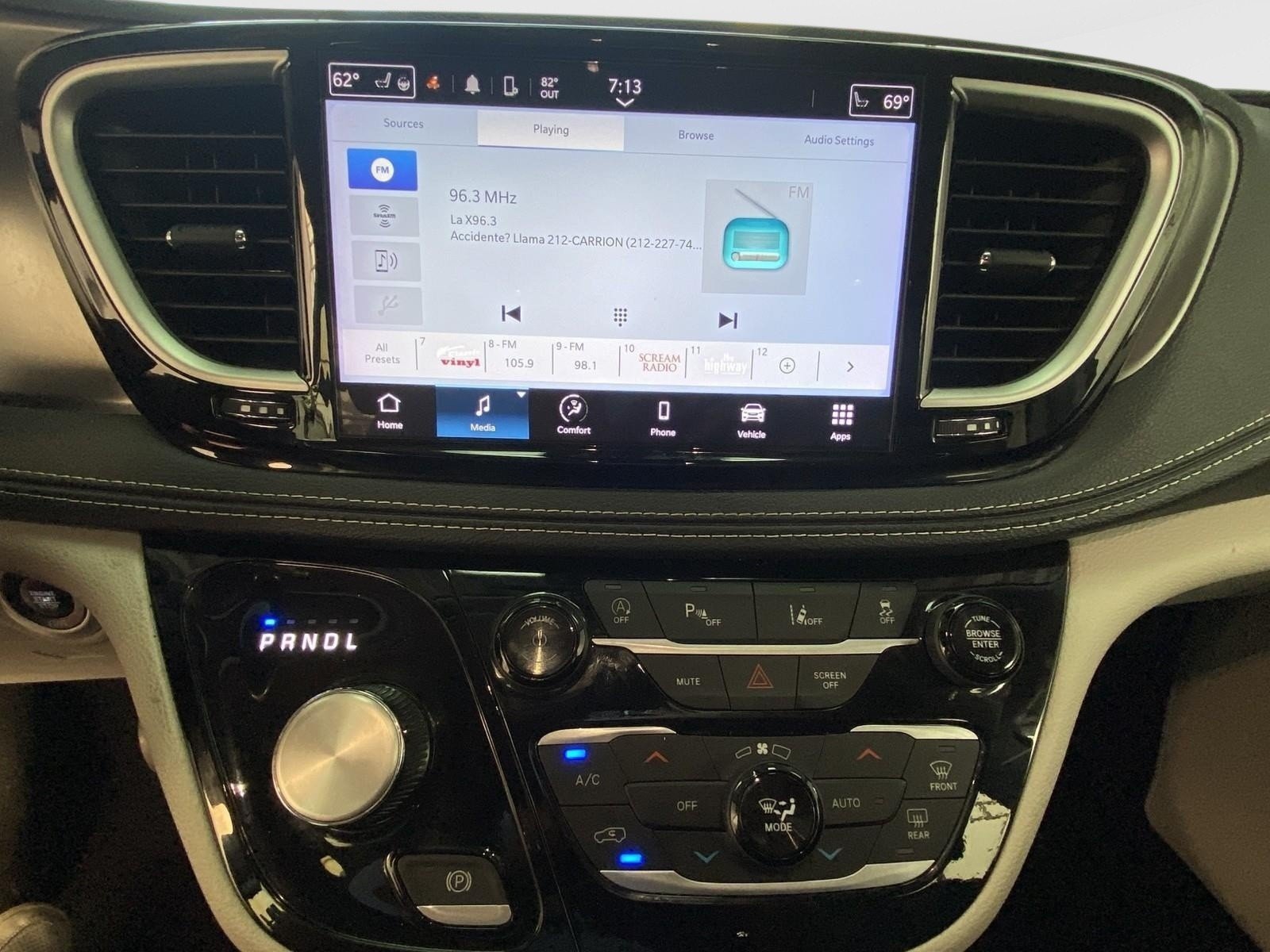 Used 2024 Chrysler Pacifica Touring-L FWD image 25