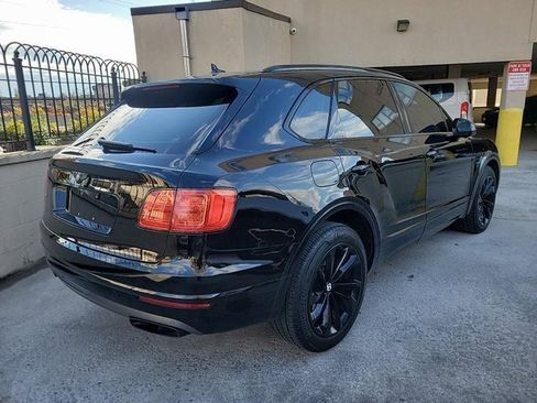Used 2018 Bentley Bentayga image 2