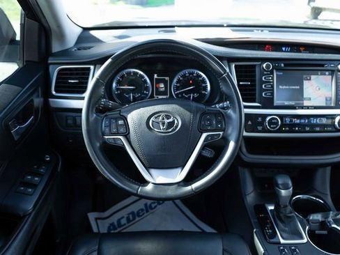Used 2019 Toyota Highlander XLE image 16