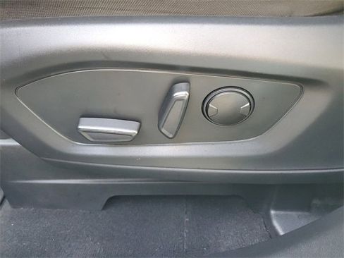 Used 2020 Ford Explorer XLT image 19