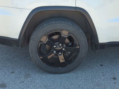 Used 2019 Jeep Grand Cherokee Laredo image 30