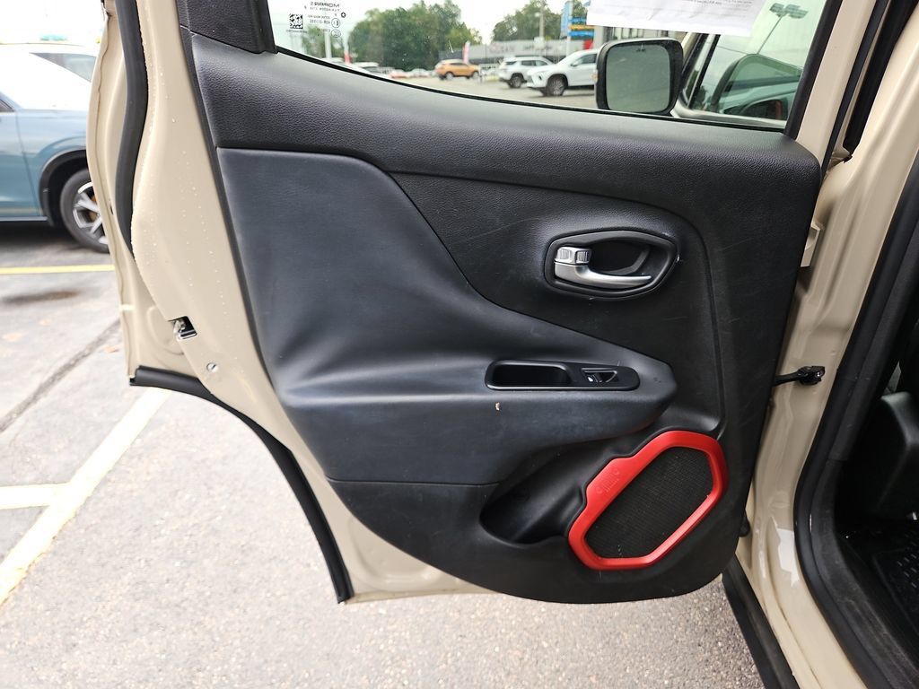 Used 2016 Jeep Renegade Trailhawk AWD/4WD image 19