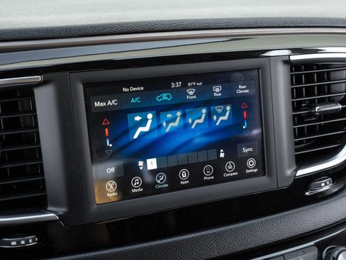 Used 2020 Chrysler Voyager Lxi image 36