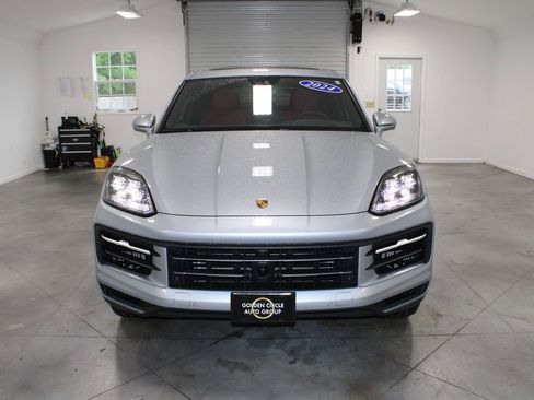 Used 2024 Porsche Cayenne AWD/4WD image 3