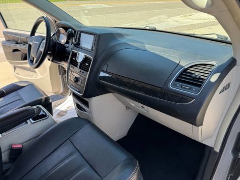 Used 2016 Chrysler Town & Country Touring image 20
