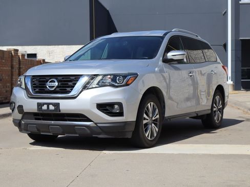 Used 2020 Nissan Pathfinder SV FWD image 2