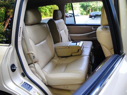 Used 2011 Lexus LX 570 4WD w/ Luxury Pkg image 13