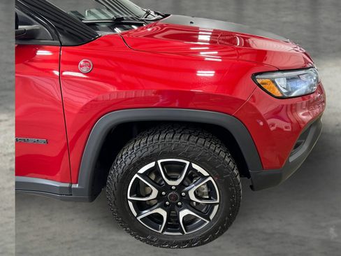 Used 2025 Jeep Compass Trailhawk AWD/4WD image 23