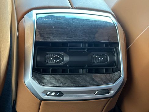 Used 2025 BMW 740i w/ Premium Package RWD image 16