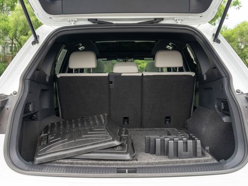 Used 2020 Volkswagen Tiguan SE R-Line AWD/4WD image 9