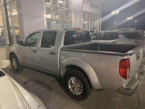 Used 2015 Nissan Frontier SV image 3