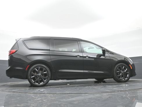 Used 2018 Chrysler Pacifica Touring-L Plus w/ Advanced Safetytec Group FWD image 41