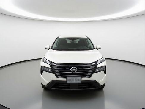 Used 2025 Nissan Rogue SV image 2