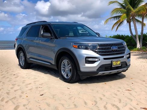 Used 2024 Ford Explorer XLT w/ Equipment Group 202A RWD image 4