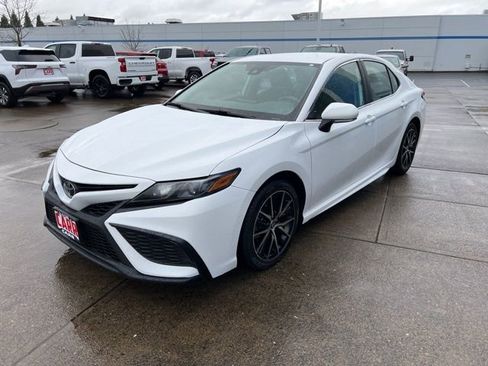 Used 2024 Toyota Camry SE image 4