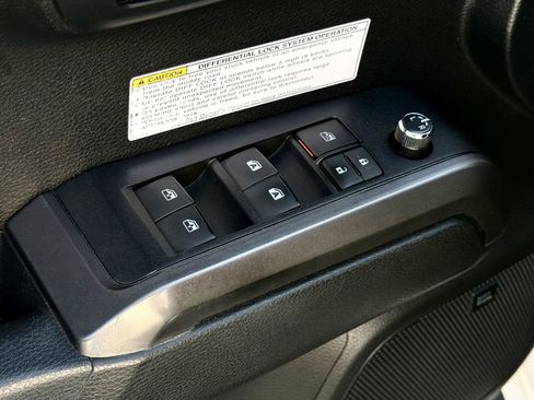 Used 2017 Toyota Tacoma TRD Off-Road AWD/4WD image 14
