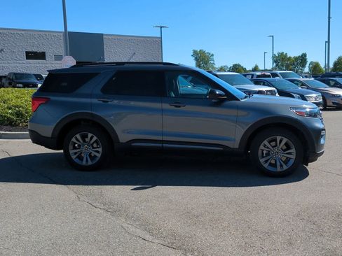 Used 2022 Ford Explorer XLT w/ Equipment Group 202A image 9
