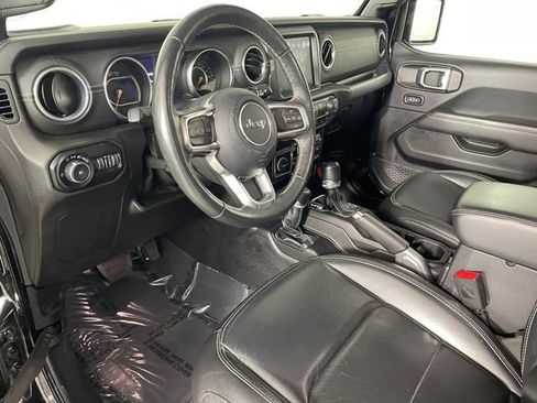 Used 2019 Jeep Wrangler Unlimited Sahara AWD/4WD image 3