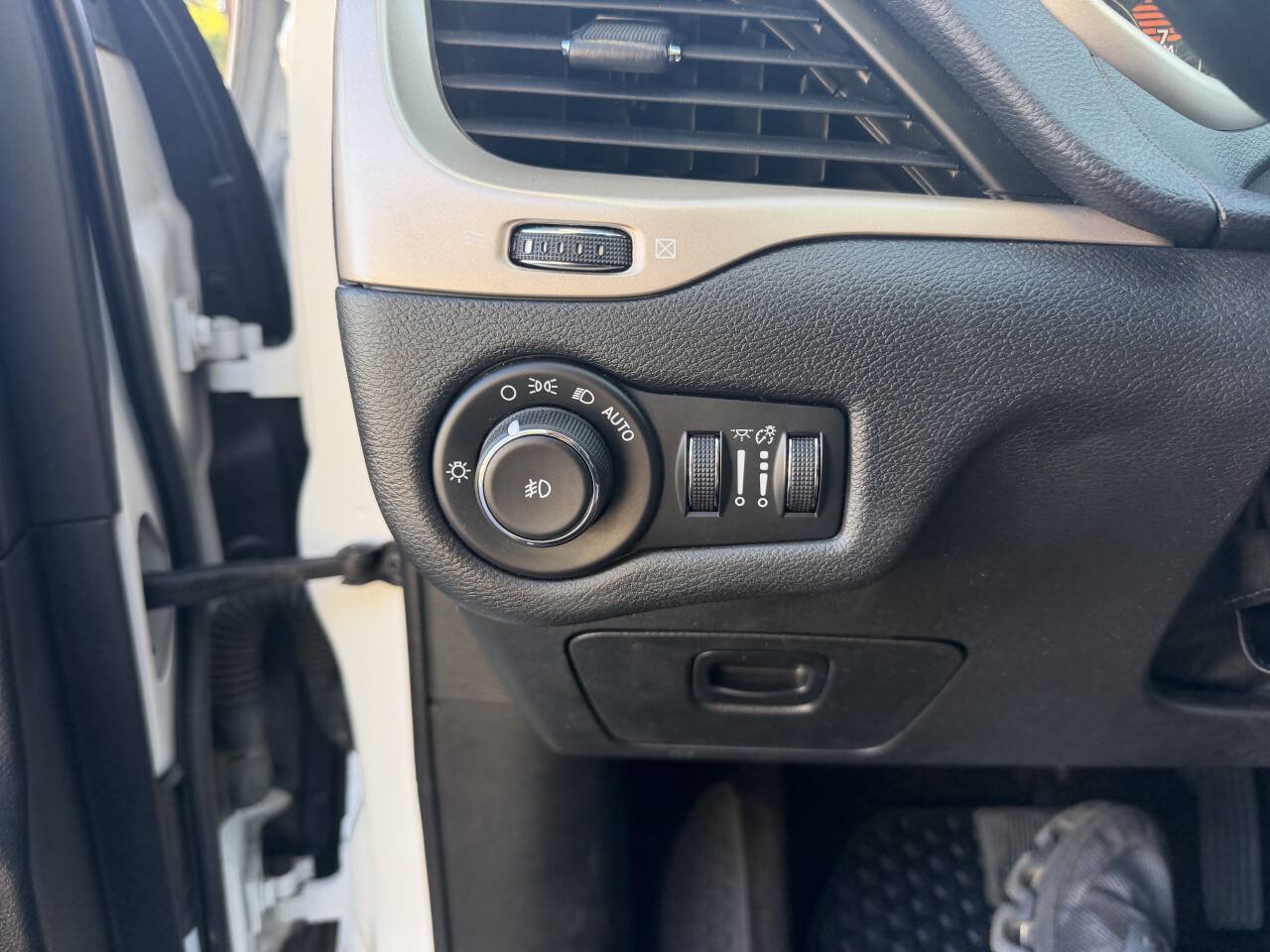 Used 2017 Jeep Cherokee Latitude w/ Cold Weather Group AWD/4WD image 10